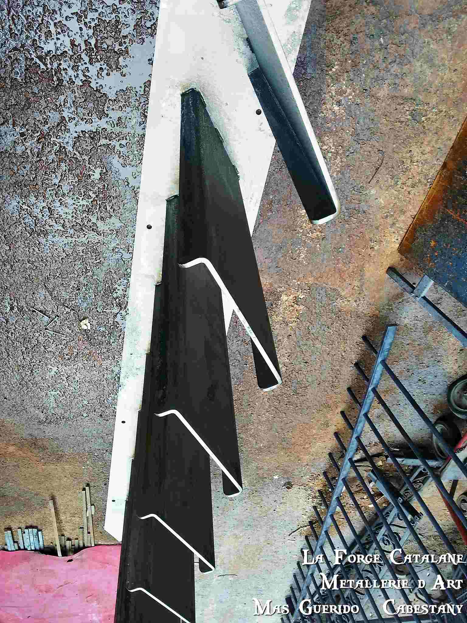 Escalier marches suspendues sans limons apparents 6 forge catalane.jpg